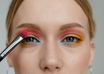 Applying Eyelid Makeup – A Guide for Beginners